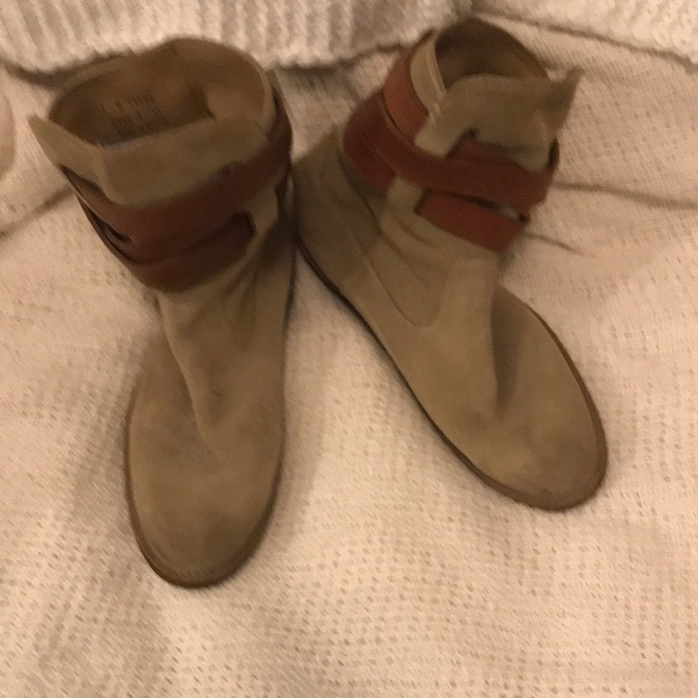 Frye Boots Woman.Size:7B Color:Tan w/Brown leather strapping.
